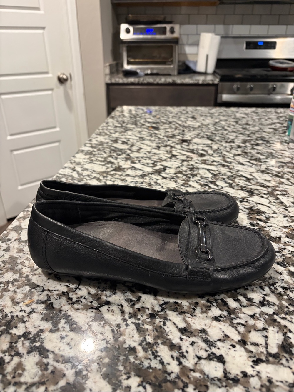 Vionic Black Leather Kenya Loafers - Picture 2 of 6